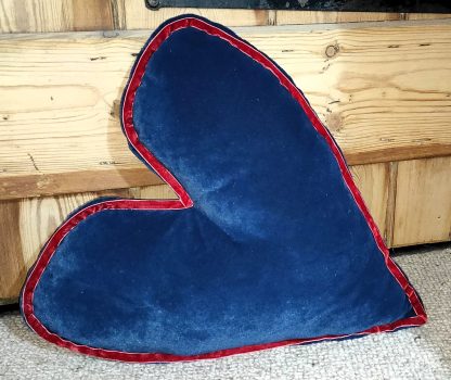 Love's Embrace: Heart-shaped Navy Velvet Cushion - Image 2