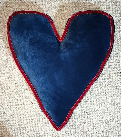 Love's Embrace: Heart-shaped Navy Velvet Cushion - Image 3